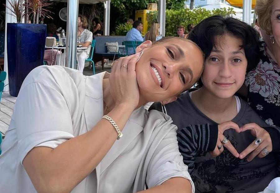 Ευτυχισμένη μαμά η Τζένιφερ Λόπεζ: Δεν έχει δώσει φύλο στο 14χρονο παιδί της