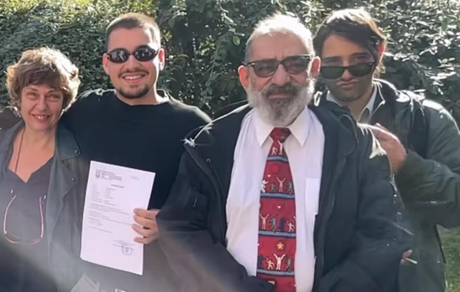 Περήφανοι γονείς η Φαίη Κοκκινοπούλου και ο Αντώνης Καφετζόπουλος: Τρισευτυχισμένοι στην ορκωμοσία του 23χρονου γιου τους