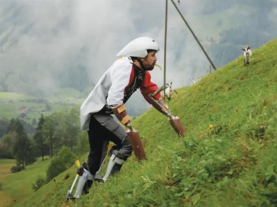 Άνδρας έζησε σαν… κατσίκα: Ήθελε να ξεφύγει από το άγχος της καθημερινότητας και άραζε τρώγοντας… χόρτο