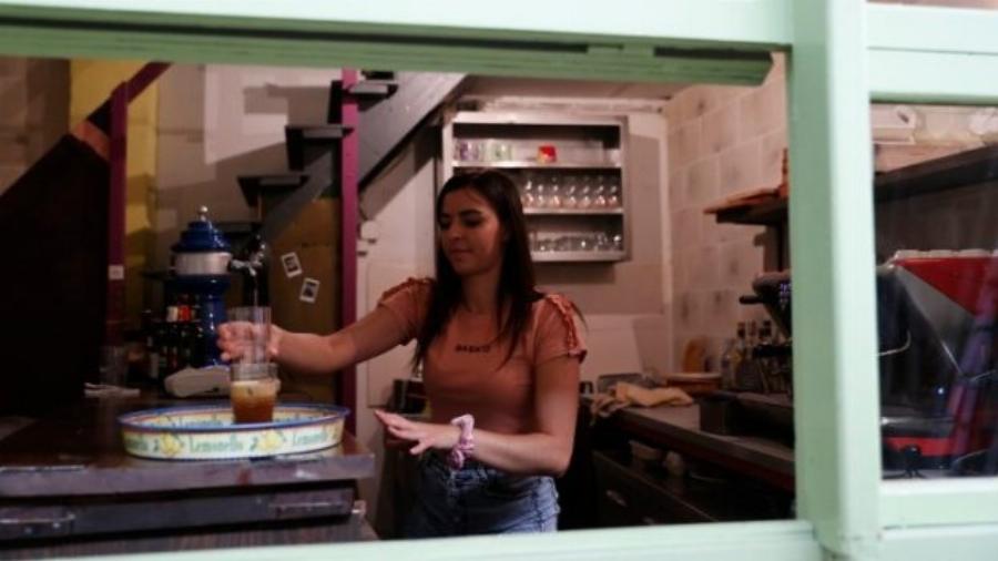 Μια ξεχωριστή δράση στη Θεσσαλονίκη: Το καφέ-μπαρ που δουλεύουν κωφοί σερβιτόροι και προωθεί την νοηματική γλώσσα