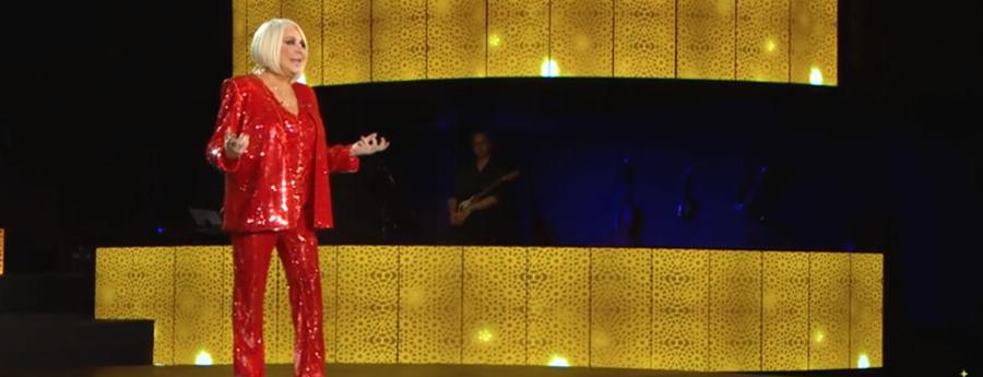 «Πρέπει να συστηθώ γιατί δεν πρέπει να με ξέρετε όλοι»: Η δυναμική επιστροφή της Ρούλας Κορομηλά στη τηλεόραση