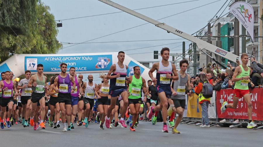 Συγκλονιστική στιγμή στον Μαραθώνιο: Πήραν αγκαλιά λιπόθυμη αθλήτρια για να φτάσει στον τερματισμό