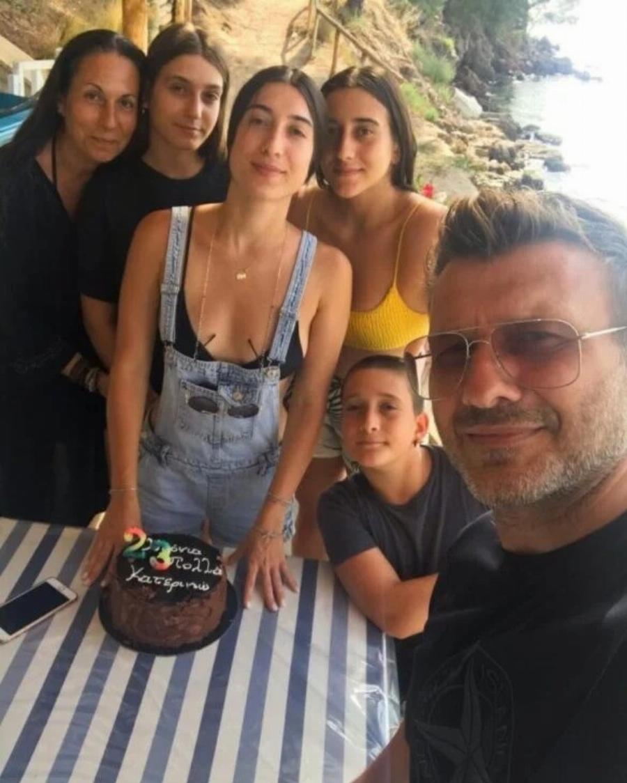 Ο Γιάννης Πλούταρχος αποκαλύπτει: «Δεν περιμέναμε ότι θα κάνουμε 5 παιδιά- Η εταιρεία μου ήθελε να κρύψω τον γάμο μου»