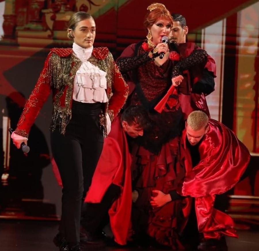 Η εμφάνιση του Μαυρίκιου που «έριξε» το Twitter ως Victoria: «Ο καθένας πρέπει να κάνει αυτό που αισθάνεται»