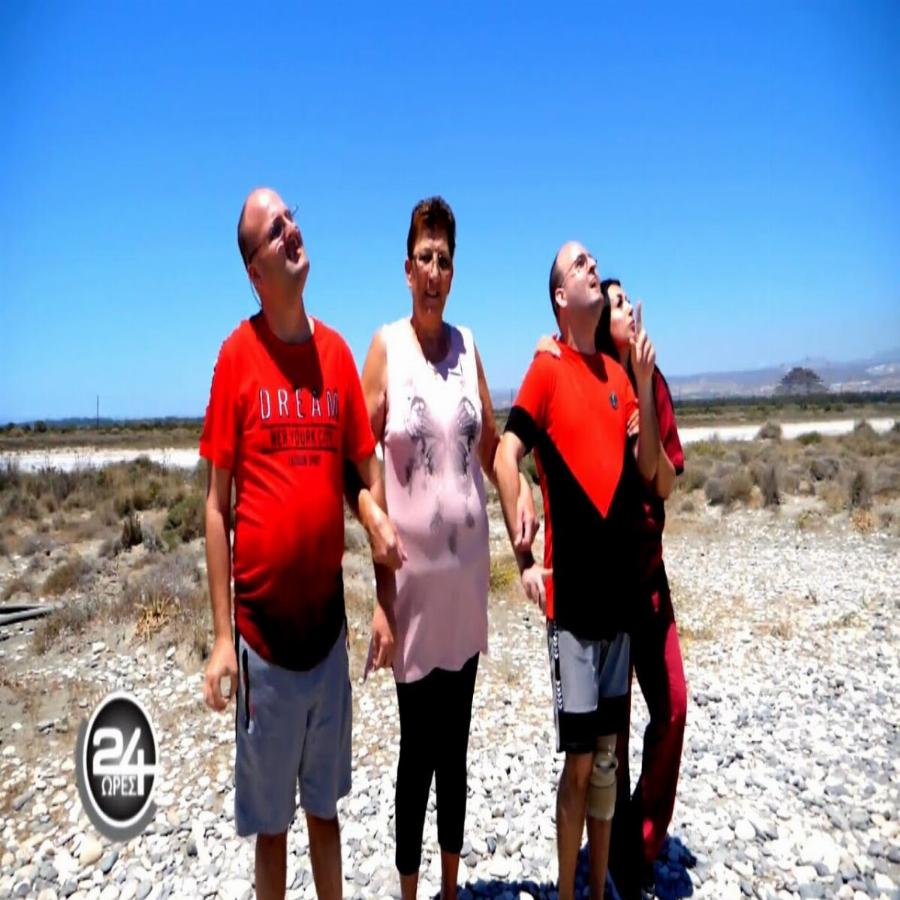 Το ορφανοτροφείο της το είχε κρύψει: Η ηρωίδα μάνα που μεγαλώνει μόνη της δύο υιοθετημένα αδέλφια με νοητική υστέρηση και συγκινεί