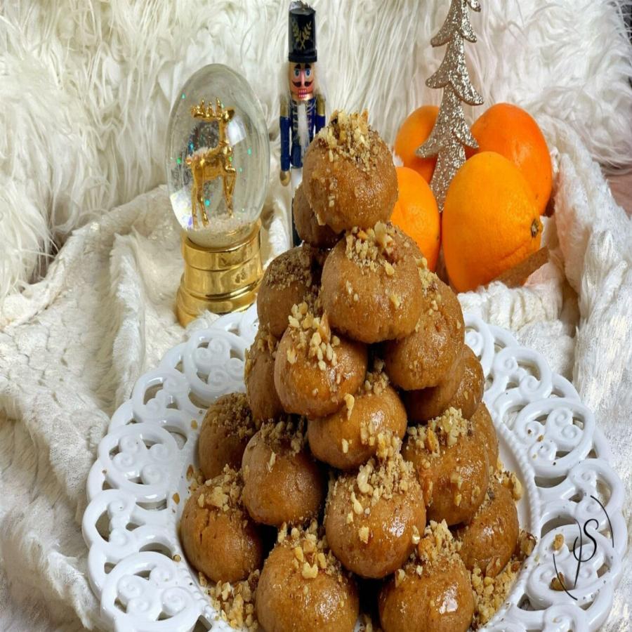 Τα καλύτερα μελομακάρονα: Τα κόλπα που θα απογειώσουν τη συνταγή σας