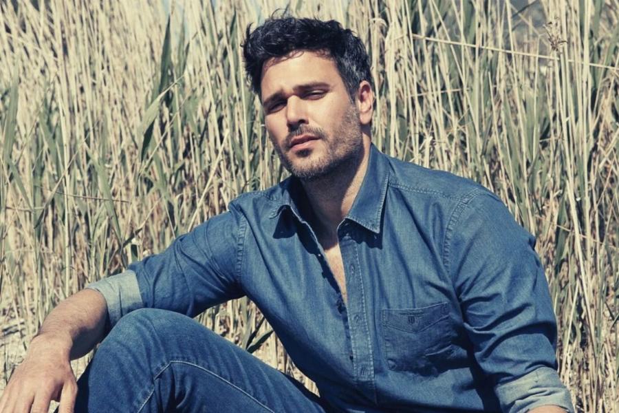 Τον βλέπουν και λιώνουν οι γυναίκες: Μελαχρινός και μουσάτος – Αυτός είναι ο κούκλος αδερφός του Μιχάλη Λεβεντογιάννη, Δημήτρης