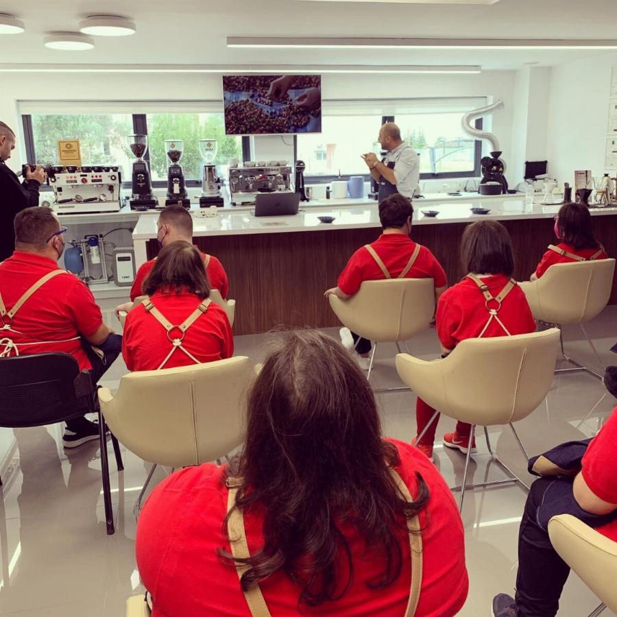 Παγκόσμια Ημέρα Ατόμων με Αναπηρία: Νέοι με σύνδρομο Down έγιναν barista και φτιάχνουν καφέ σε τρία μαγαζιά της Θεσσαλονίκης