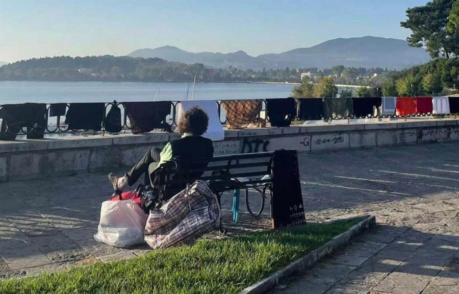Έβγαλε τα… πλυμμένα του στη φόρα: Τουρίστας άπλωσε τα ρούχα του σε ιστορικά τείχη της Κέρκυρας