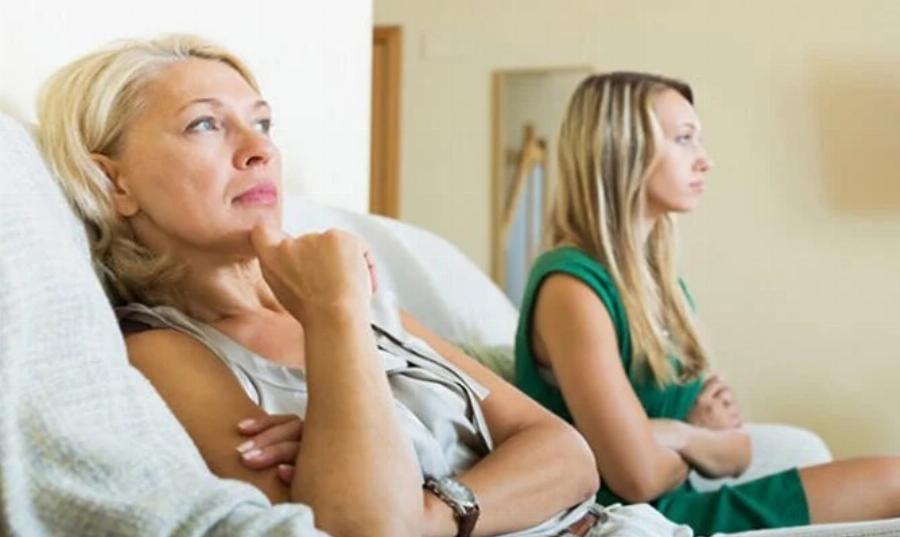 Αληθινή ιστορία: «Ζηλεύω την ίδια μου την κόρη επειδή είναι νέα και πιο όμορφη, το ομολογώ»