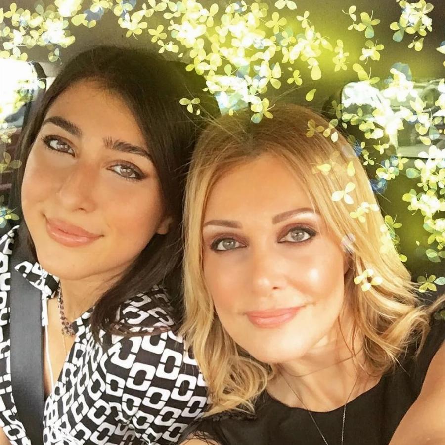 Νατάσα Θεοδωρίδου: Τα δημοσιεύματα για τις πλαστικές, η ομοιότητα με τις κόρες της και ο άγνωστος τρόπος αδυνατίσματος