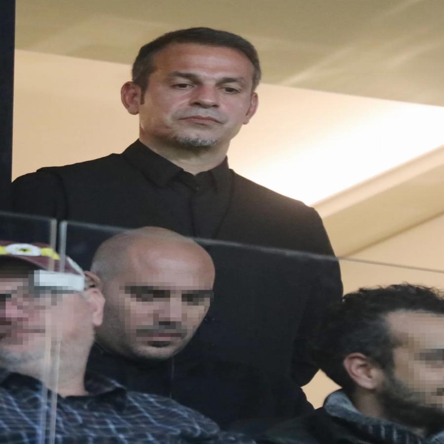 Μαυροντυμένος και φανερά αδυνατισμένος: Η σπάνια δημόσια εμφάνιση του Ντέμη Νικολαΐδη μετά το διαζύγιο με τη Δέσποινα Βανδή