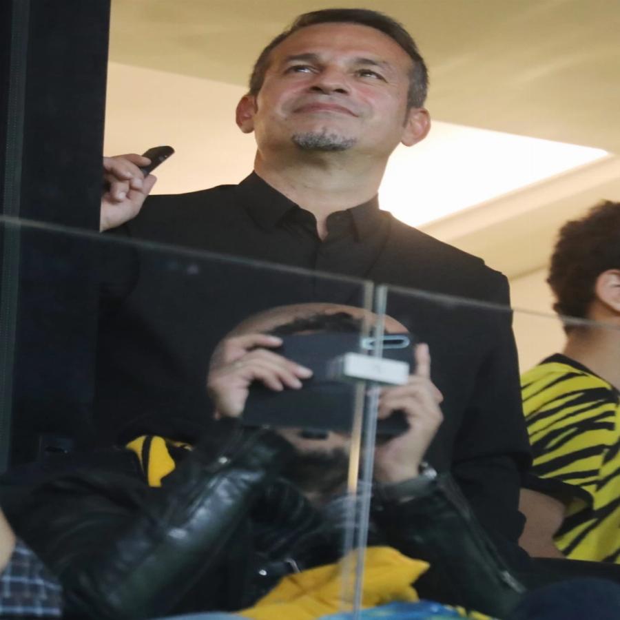 Μαυροντυμένος και φανερά αδυνατισμένος: Η σπάνια δημόσια εμφάνιση του Ντέμη Νικολαΐδη μετά το διαζύγιο με τη Δέσποινα Βανδή