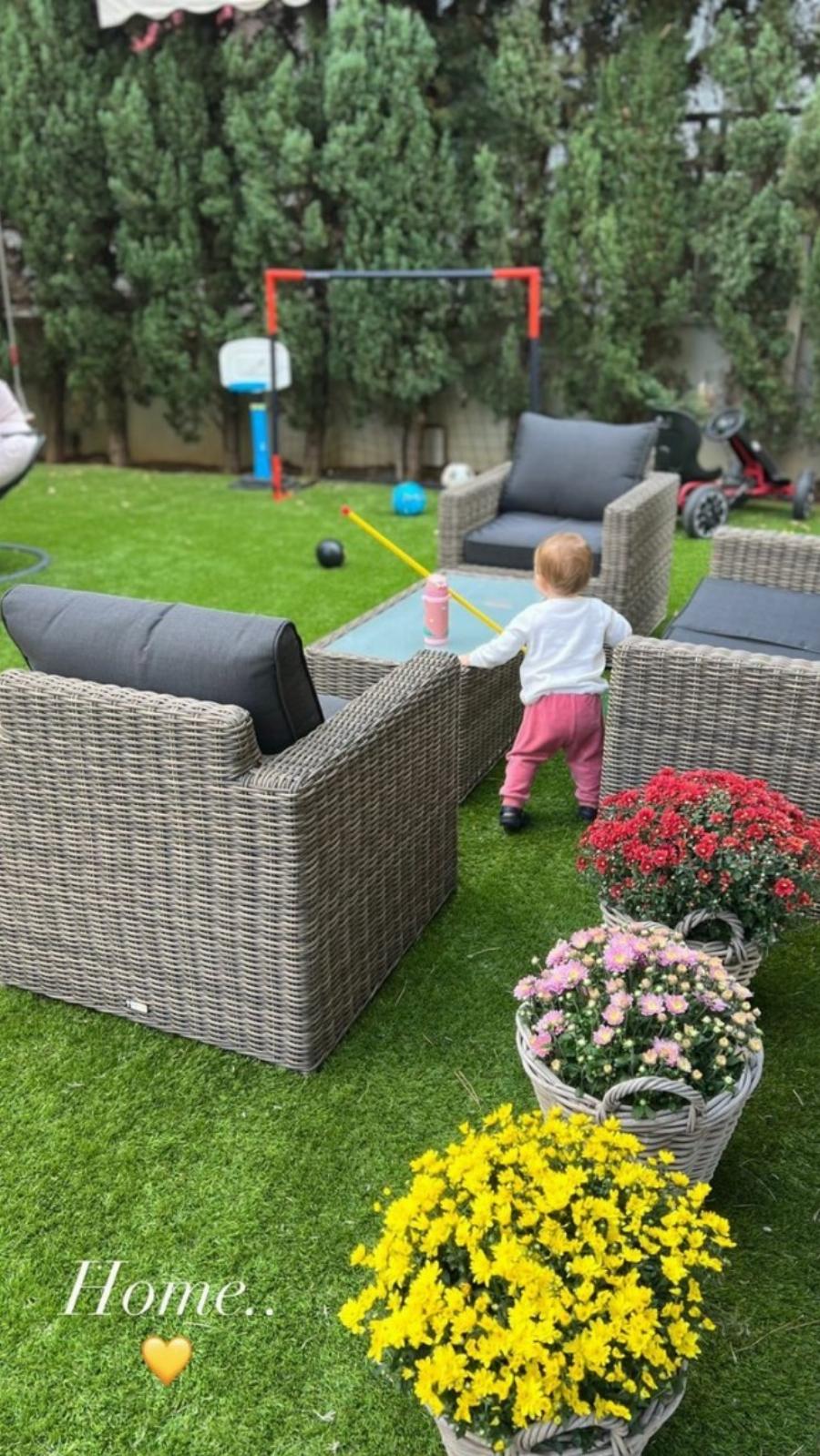 Αληθινό παλάτι: Το σπίτι της Αθηνάς Οικονομάκου και του Μιχόπουλου μας αφήνει με το στόμα ανοιχτό – Έχει τον κήπο που θα ήθελε κάθε παιδί