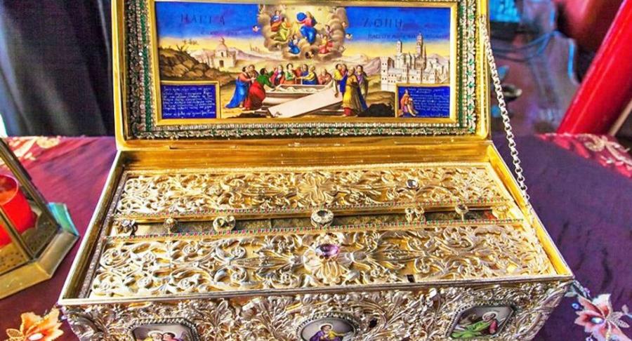 Πειραιάς: Χιλιάδες πιστοί στον Άγιο Νικόλαο για να προσκυνήσουν την Αγία Ζώνη της Παναγίας