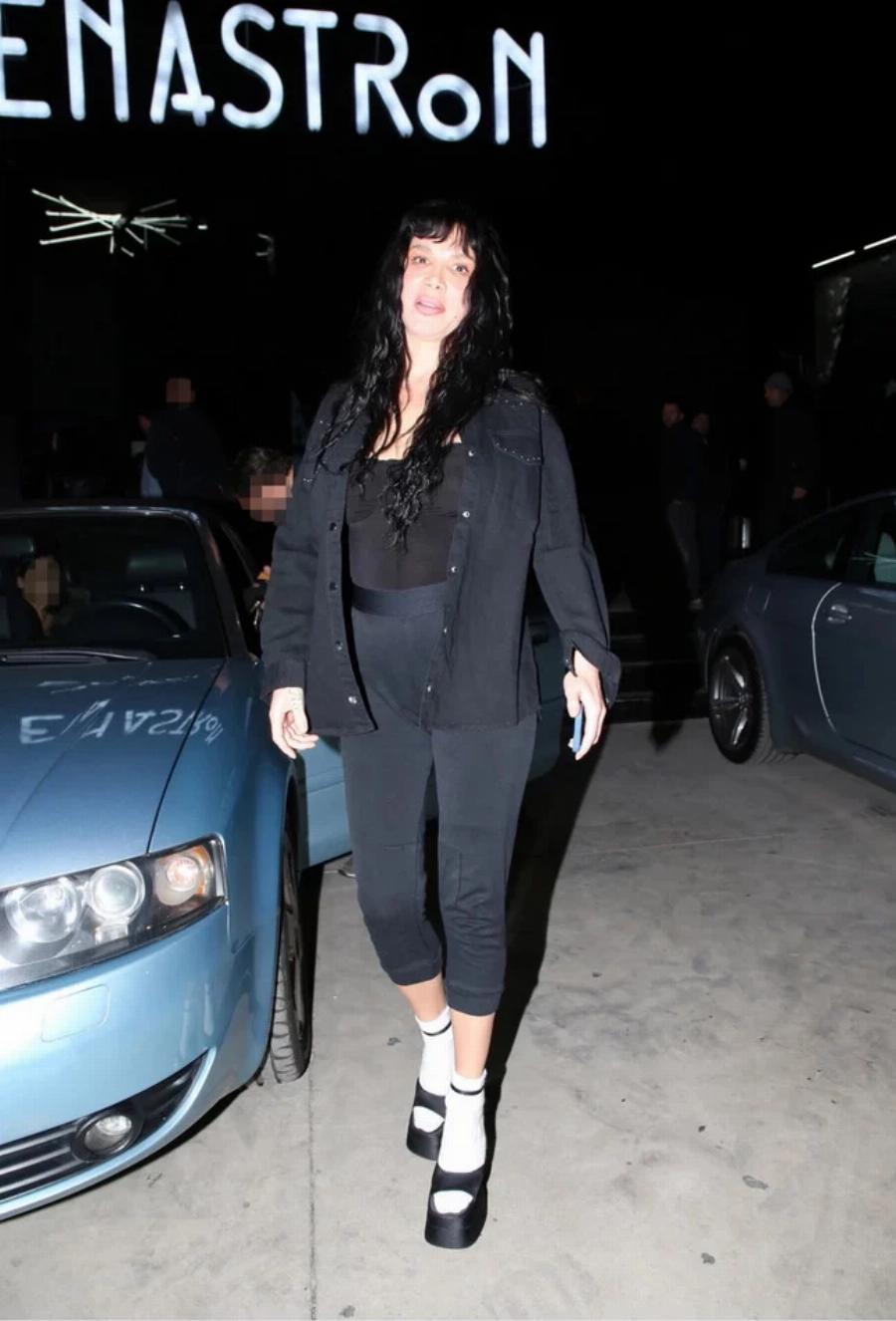 Το απογείωσε η Πάολα: Η εμφάνιση στα μπουζούκια με πέδιλο και άσπρες κάλτσες που προκάλεσε χαμό