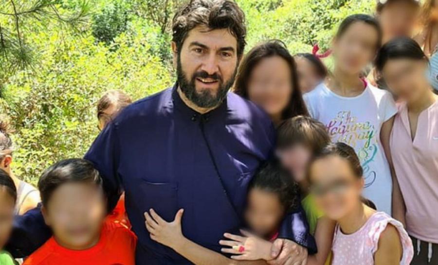 «Πέφτω να κοιμηθώ και σκέφτομαι συνέχεια τον πατερ Αντώνιο. Κάνω προσευχή και εύχομαι να μπορέσει να αντέξει αυτό το διασυρμό»