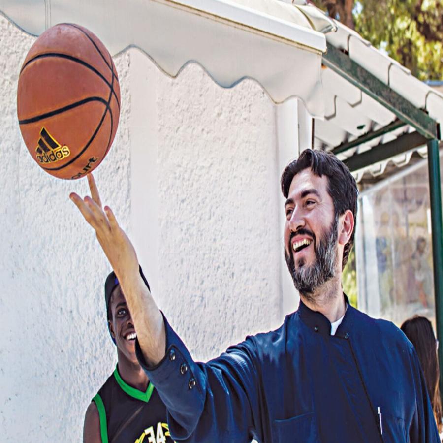 Ο Χρόνης Χλίτσιος για την κακοποίηση στην Κιβωτό του Κόσμου: «Κανείς δεν τα βάζει με τον Πάτερ Αντώνιο. Ήξερα πως θα με συνθλίψουν»