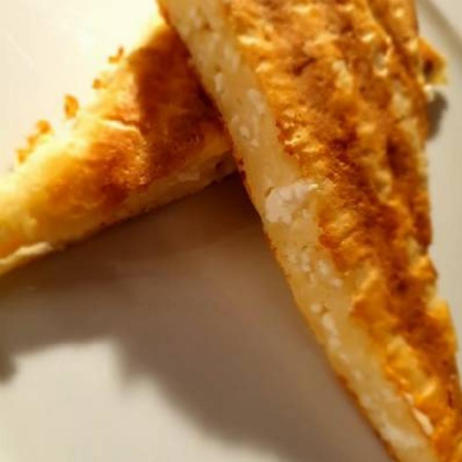 Έτοιμη στη τοστιέρα σε χρόνο μηδέν: Σκέτη μούρλια «τυρόπιτα» που κάνει θραύση στα social media