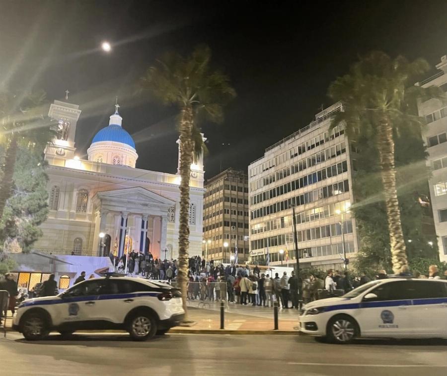 Μπροστά στο μεγαλείο της Αγίας Ζώνης: Χιλιάδες πιστοί στον Άγιο Νικόλαο Πειραιά για να προσκυνήσουν την Τιμία Ζώνη