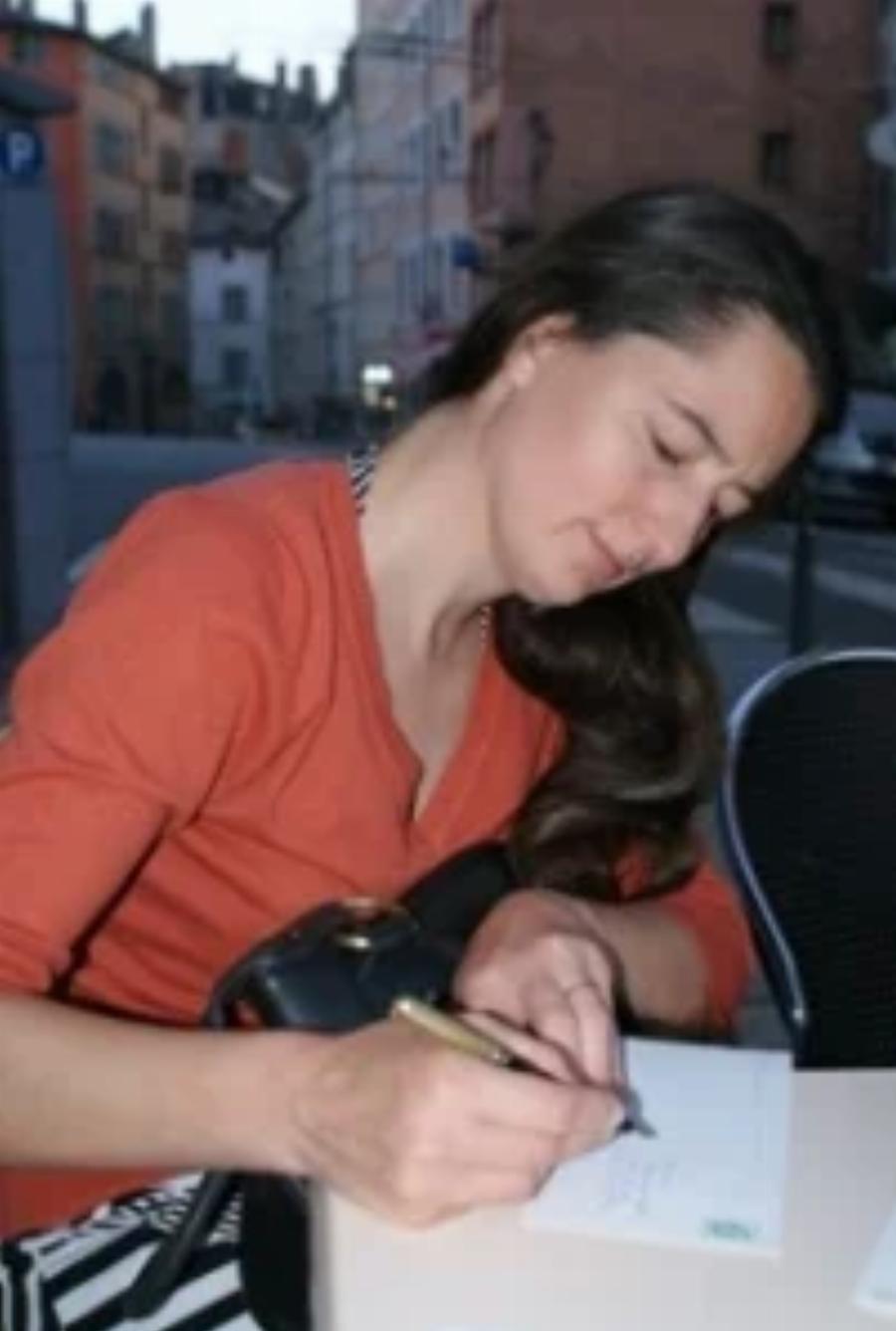 Έδινε μάχη με τον καρκίνο: Αυτή είναι η 47χρονη Γιασμίν που σκοτώθηκε από την πτώση βράχου στην Κρήτη