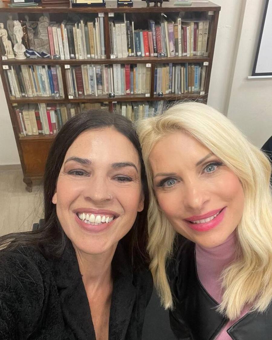 Σαν δυο σταγόνες νερό: Η Ελένη Μενεγάκη ποζάρει με τη θεία της και όλοι έμειναν με το στόμα ανοιχτό