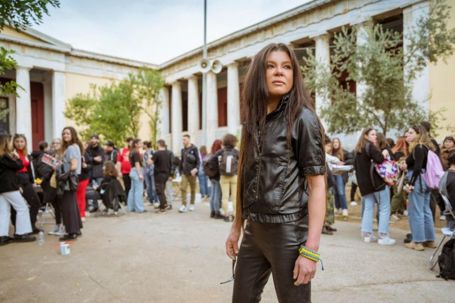 Συγκίνησε όλους τους Έλληνες: Η Ρουσλάνα βρέθηκε στο Πολυτεχνείο με ένα κόκκινο τριαντάφυλλο στο χέρι