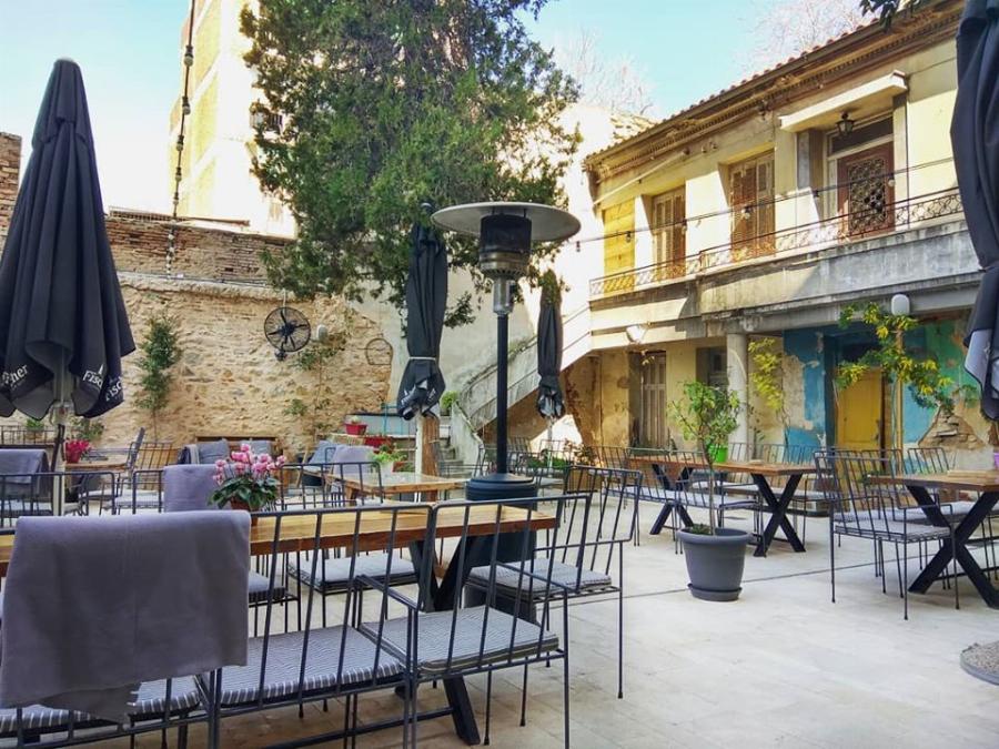 Τέρμα οι σόμπες: Έρχονται τα κουβερτάκια στην εστίαση για καφέ και φαγητό από εδώ και πέρα