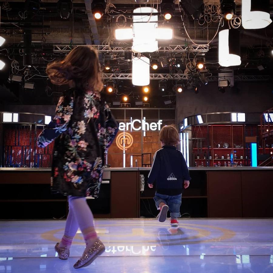 «Εμείς έτσι τρώμε τον τραχανά»: Η τρυφερή φωτογραφία του Σωτήρη Κοντιζά με την κατάξανθη κόρη του που έκανε το Ιnstagram να «λιώσει»