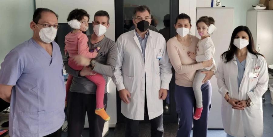 Το πιο μεγάλο δώρο από γιατρούς στη Θεσσαλονίκη: Δίδυμα κωφά κοριτσάκια απέκτησαν ακοή χάρη στα κοχλιακά εμφυτεύματα