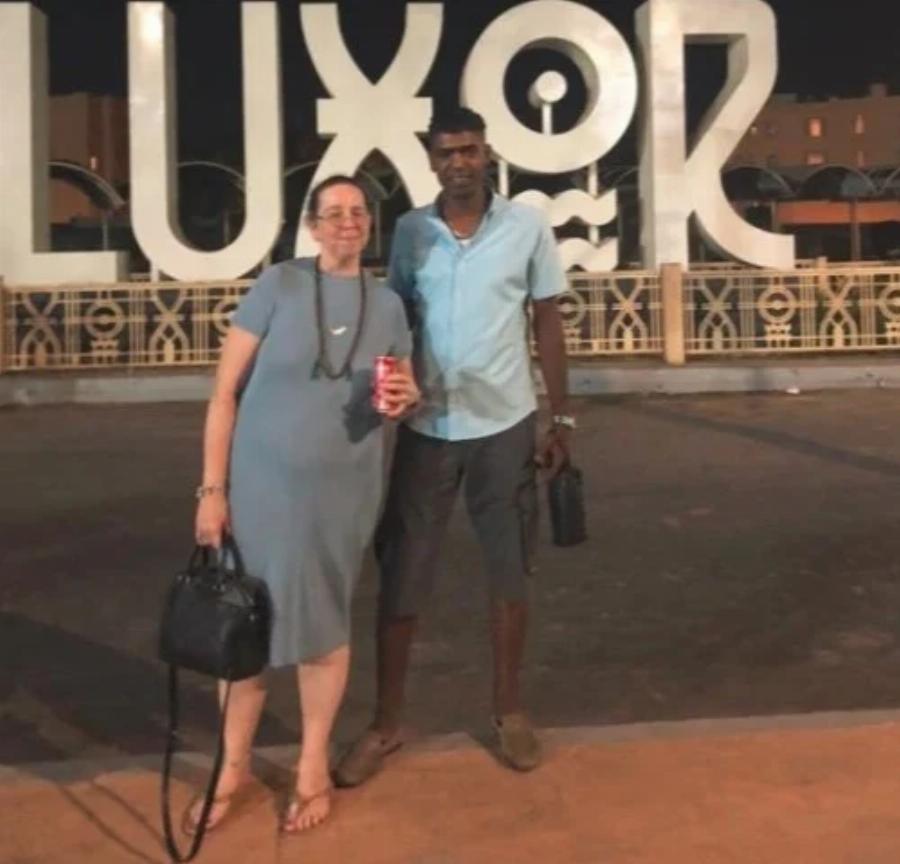 Πήγε για διακοπές και ερωτεύτηκε: Χώρισε τον σύζυγο της για έναν νεαρό Αιγύπτιο που της έφαγε τα λεφτά και την έδιωξε