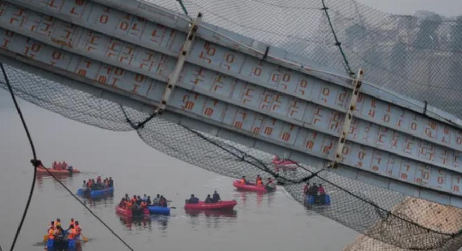 Ανείπωτος πόνος με την τραγωδία στην Ινδία: Κατέρρευσε η πεζογέφυρα – Τα 3 αδέρφια που σκοτώθηκαν αγκαλιασμένα
