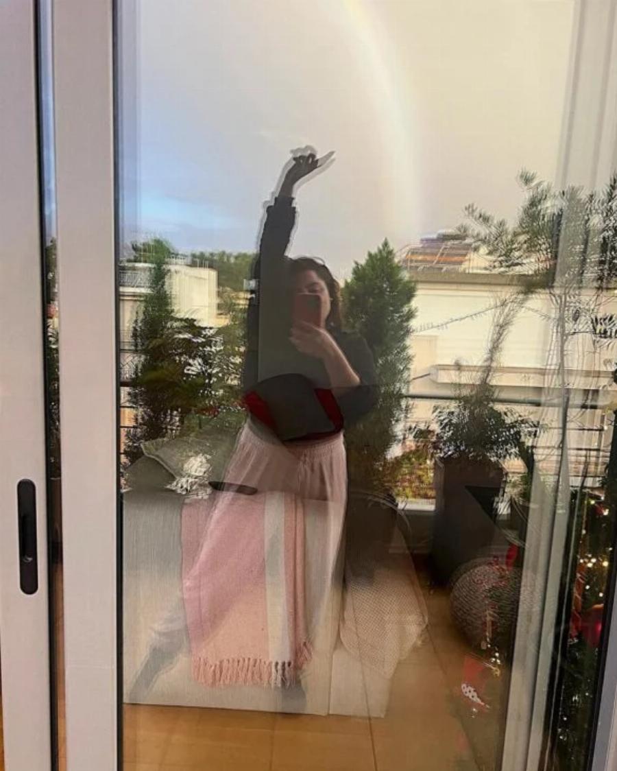 Η Δανάη Μπάρκα στόλισε και το πήγε σ’ άλλο επίπεδο: Γέμισε λαμπάκια, η σκάλα, η βεράντα και το σαλόνι σαν χριστουγεννιάτικο παραμύθι