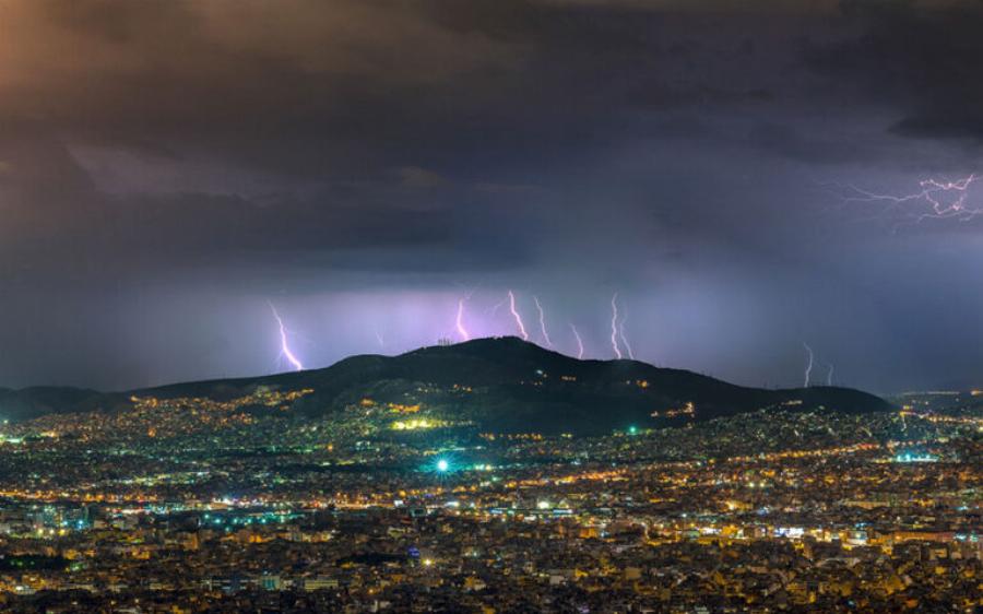 Δύσκολη η Κυριακή με την κακοκαιρία «Eva»: Η Αττική άντεξε το «τρελό» νερό, μόλις 13 κλήσεις στην Πυροσβεστική