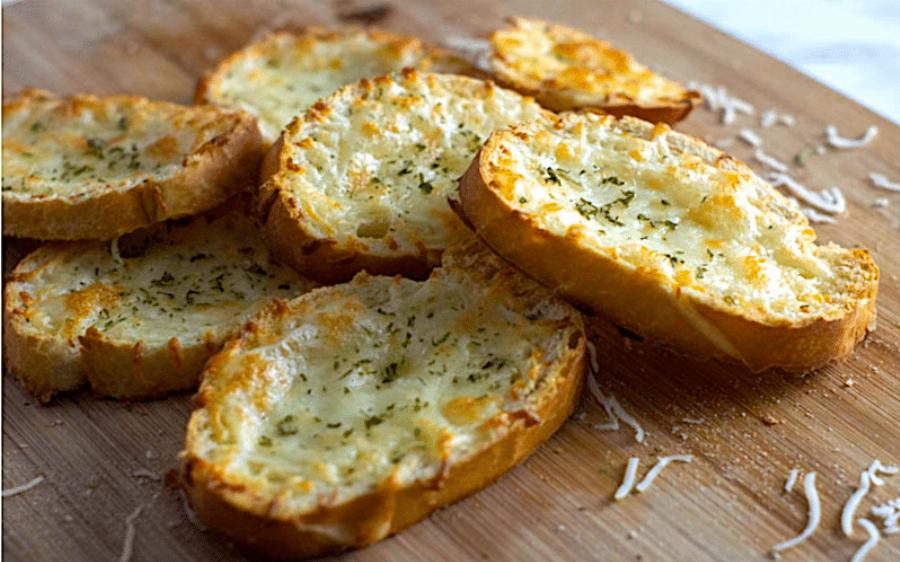 Ζεστό και μυρωδάτο σκορδόψωμο: Η εύκολη, γρήγορη και οικονομική συνταγή
