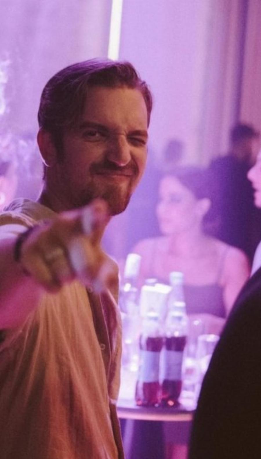 Ο άγνωστος αδερφός του Νίκου Οικονομόπουλου:  Ζει στην Κρήτη και εργάζεται σε νυχτερινό κέντρο