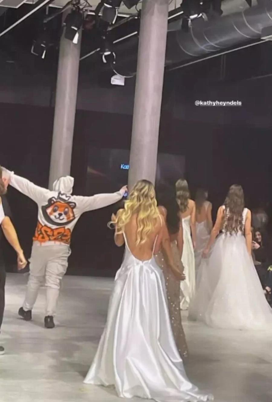 Περήφανη μητέρα η Εύη Αδάμ: Έκανε πασαρέλα μαζί με την κόρη της Νεφέλη Λιβιεράτου και έκλεψαν τις εντυπώσεις