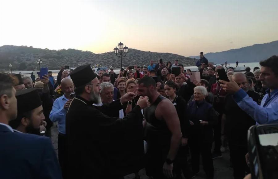 Κολύμπησε από τη Ρόδο ως τη Σύμη: Εκπλήρωσε το τάμα του ο Παραολυμπιονίκης Χαράλαμπος Ταϊγανίδης