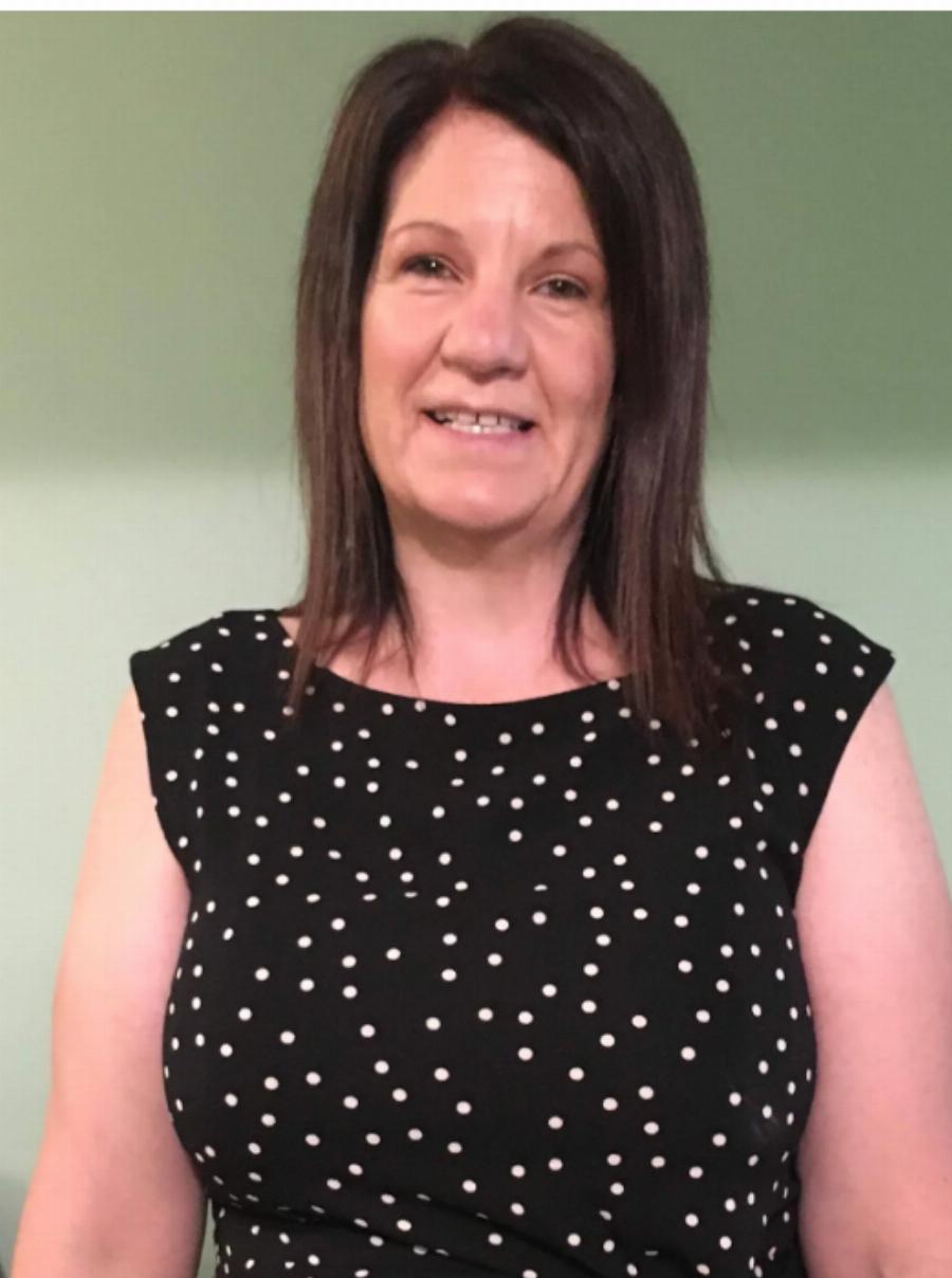 Ο Θεός να την έχει καλά: Δασκάλα με χρυσή καρδιά γεμίζει τσάντες με τρόφιμα για τους μαθητές της που πεινούν