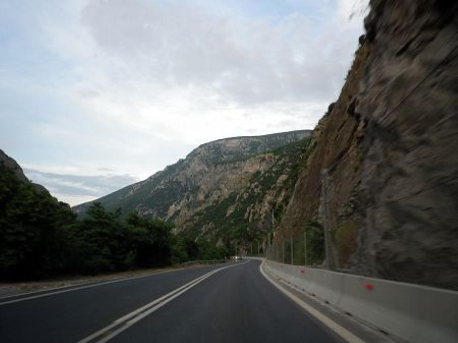 Η στάση που επιβάλλεται να κάνεις: Η καθηλωτική Αγία Παρασκευή στην Κοιλάδα των Τεμπών με το κρυφό θαυματουργό προσκύνημα