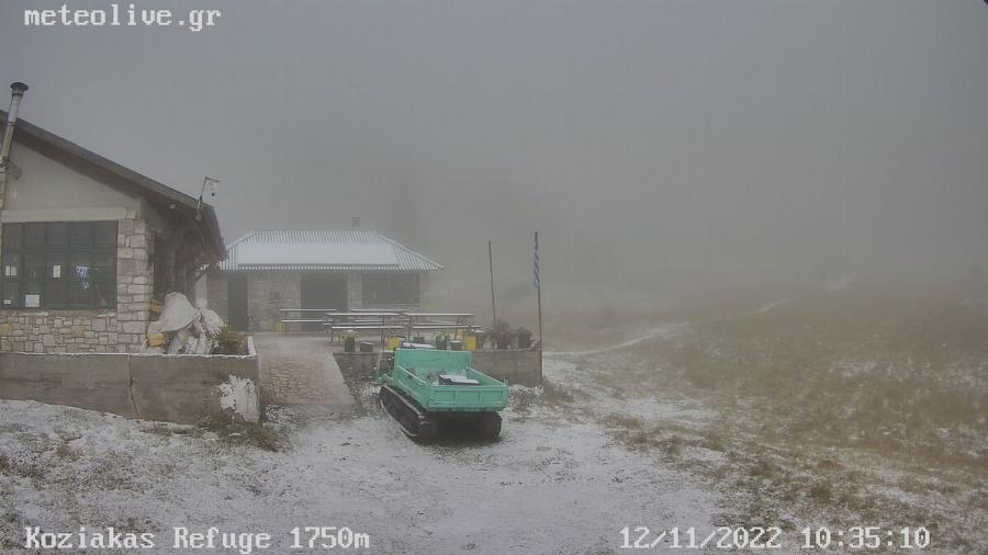 Έπεσαν τα πρώτα χιόνια: Στα λευκά ο Παρνασσός, Καϊμάκτσαλαν και ορεινά χωριά των Τρικάλων