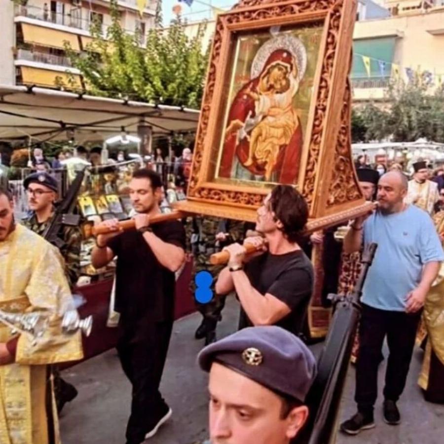 «Τσακίζει κόκαλα» ο Νίκος Οικονομόπουλος: Σήκωσε την εικόνα της Παναγίας της Παρηγορήτριας σε λιτανεία