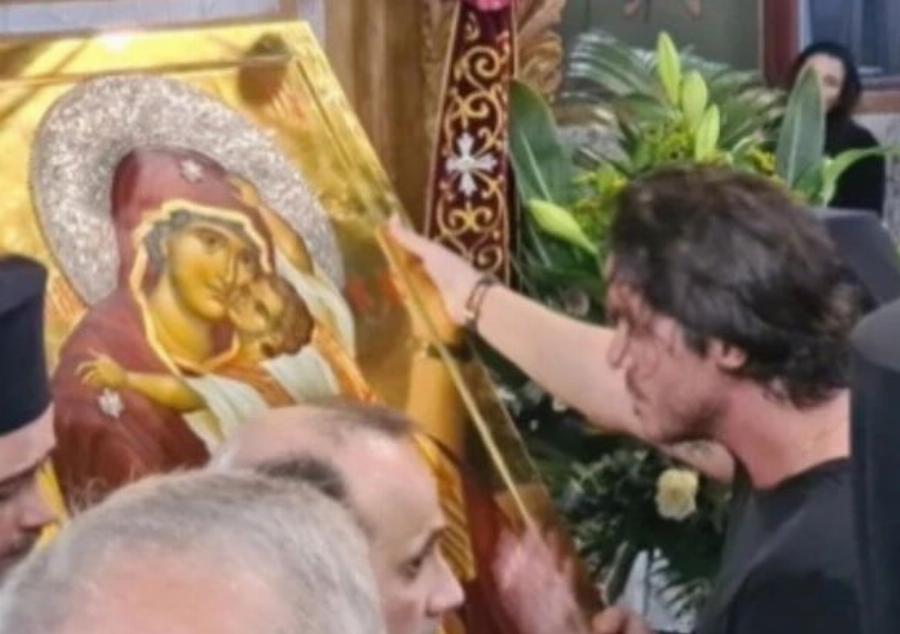 «Τσακίζει κόκαλα» ο Νίκος Οικονομόπουλος: Σήκωσε την εικόνα της Παναγίας της Παρηγορήτριας σε λιτανεία