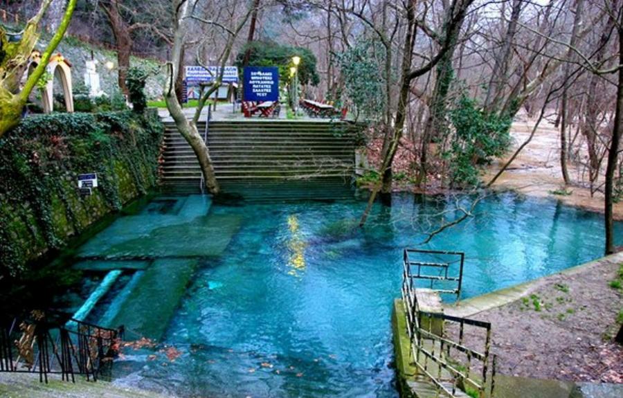 Η στάση που επιβάλλεται να κάνεις: Η καθηλωτική Αγία Παρασκευή στην Κοιλάδα των Τεμπών με το κρυφό θαυματουργό προσκύνημα