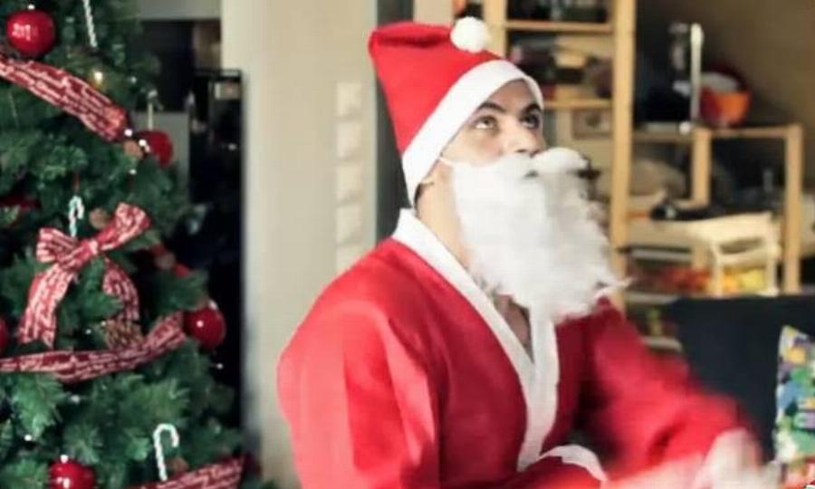 Τελικά δεν τον πρόσεξε κανείς: Ο Άκης Πετρετζίκης έφτιαξε μελομακάρονα με βρόμη και λιναρόσπορο