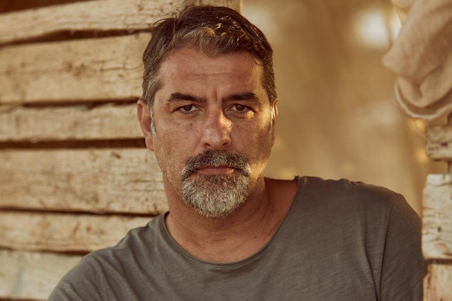 Βασίλης Μπισμπίκης: «Αν χρειαστεί να γυρίσω στα σκουπίδια για να βρω τον εαυτό μου, θα το κάνω»