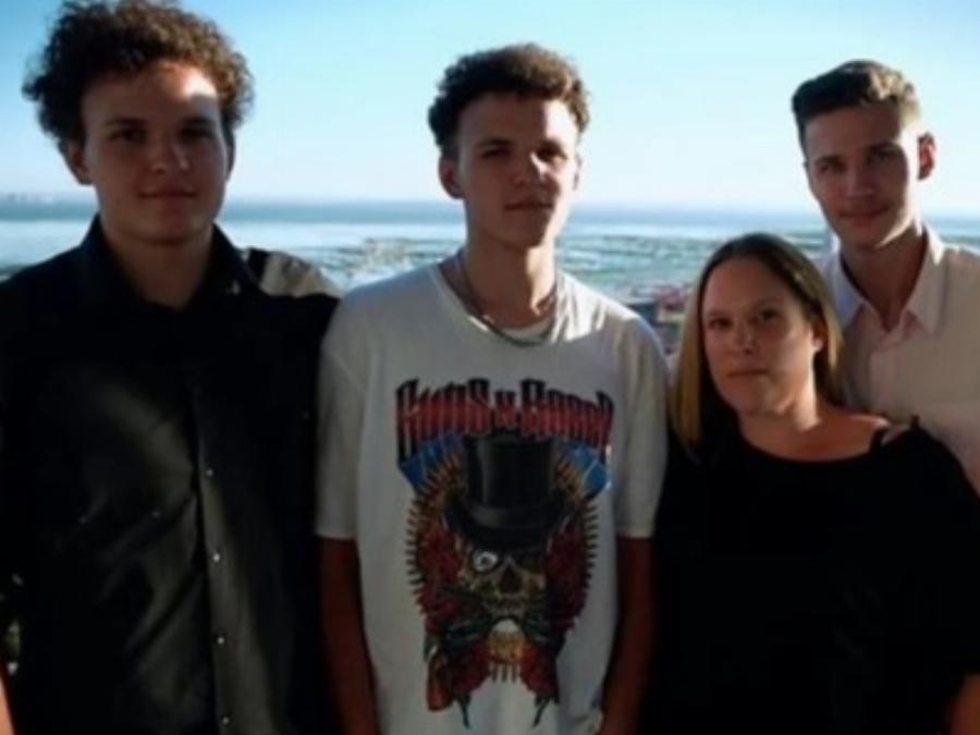 Πήρε τη δικαιοσύνη στα χέρια της: Η μάνα που σκότωσε τον παιδόφιλο γείτονά της, γιατί έχει κακοποιήσει τους 3 γιους της