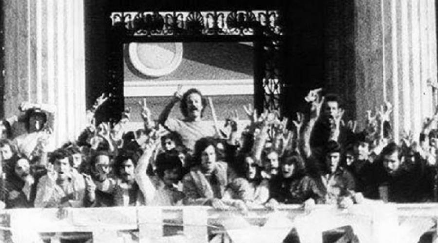 Εδώ Πολυτενείο: Η στιγμή που ο Ξυλούρης τραγουδά την «Ξαστεριά» και ξεσηκώνει τους φοιτητές