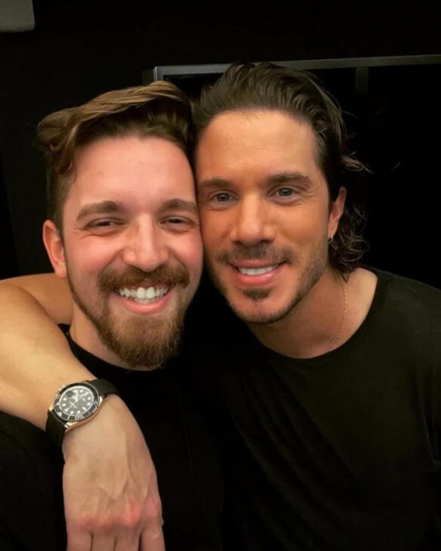 Σαν «φωτοτυπία» του τραγουδιστή: Ο «άγνωστος» αδερφός του Νίκου Οικονομόπουλου που ζει μακριά από την Αθήνα και δουλεύει νύχτα