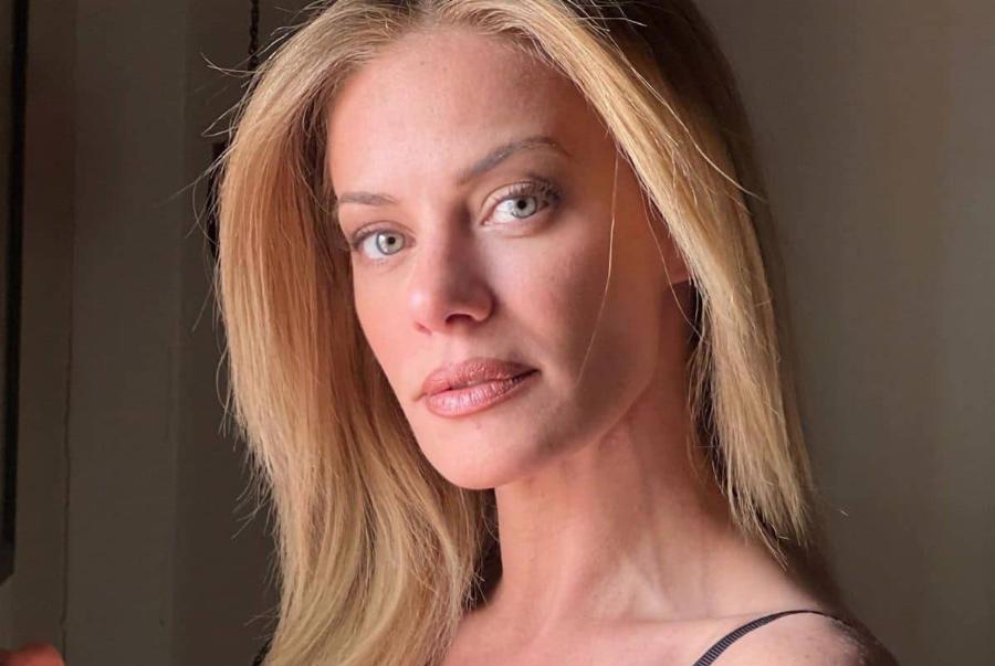 Πιο όμορφη από ποτέ: Η Ζέτα Μακρυπούλια απολαμβάνει τις βουτιές της και με μικροσκοπικό μπικίνι υποδέχτηκε τον χειμώνα